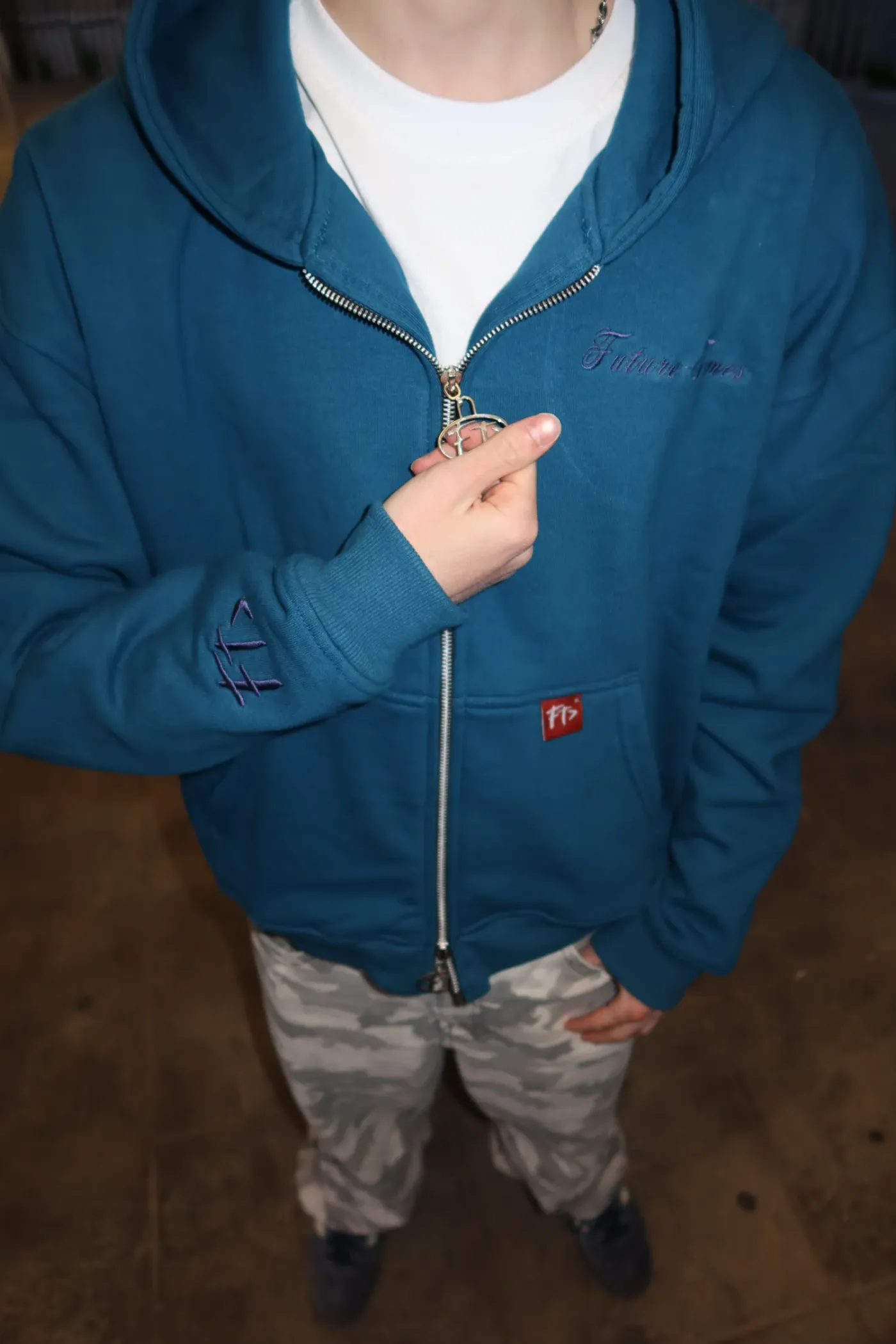 Detalle de la cremallera y el parche rojo de la Blue Hoodie Zip
