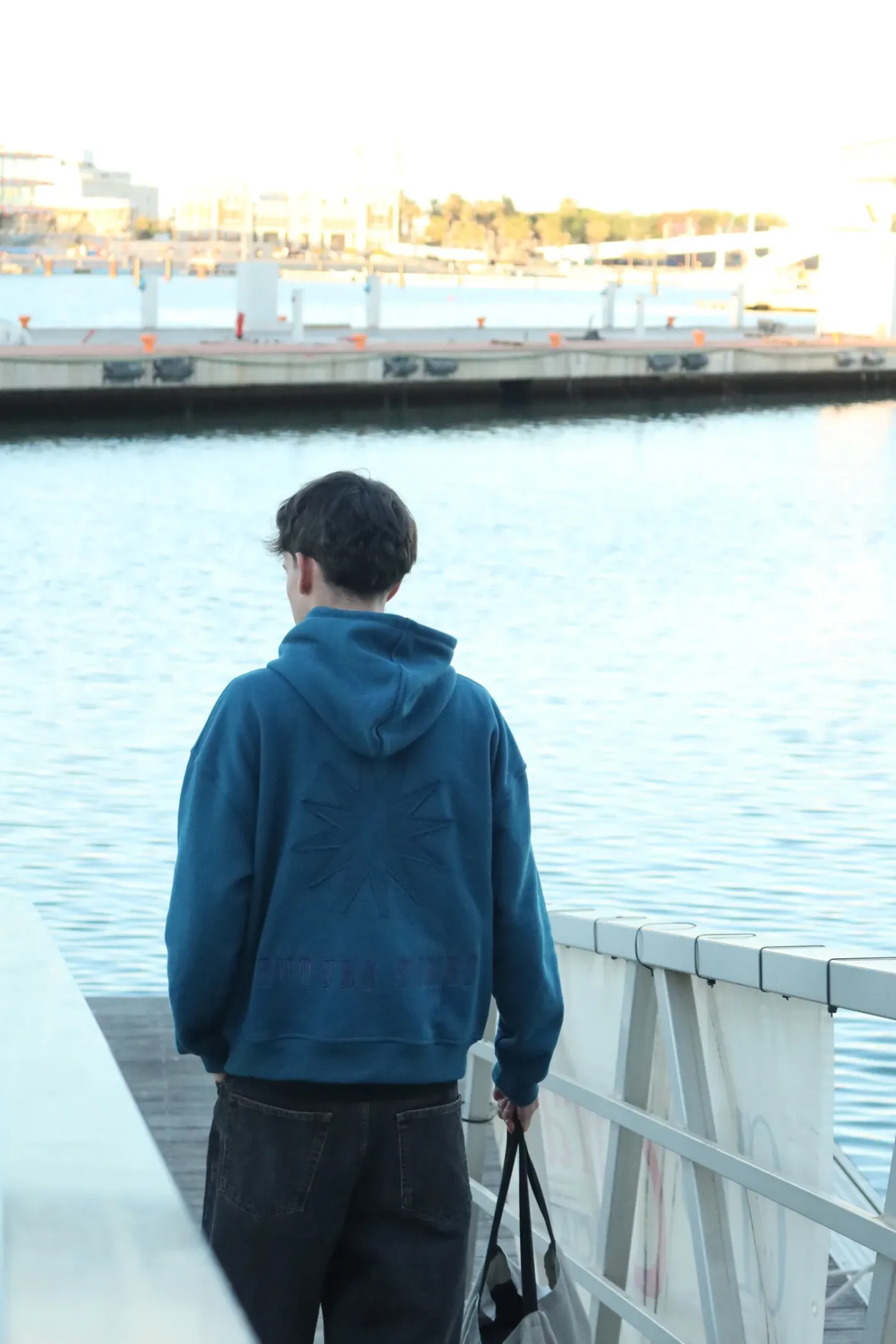 Blue Hoodie Zip en el puerto a la hora azul