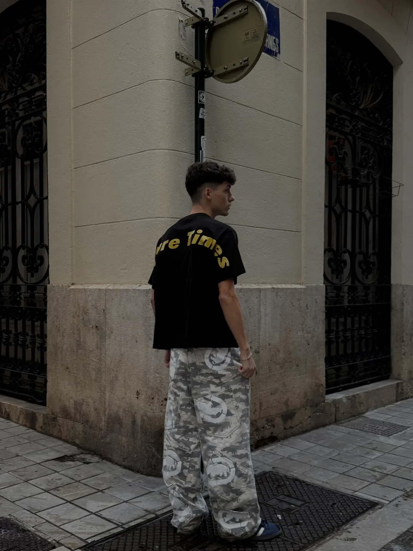 Horse T-shirt de espaldas en una esquina