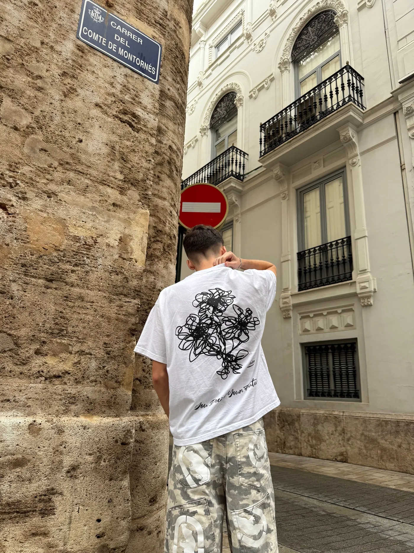 El ramo de flores de la espalda de la Flowers T-shirt, a la luz del día