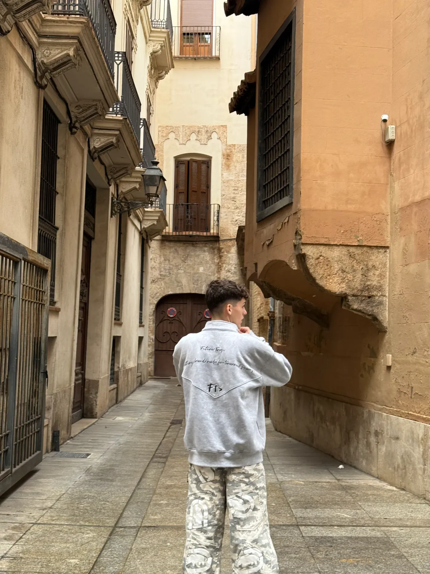 Gray Hoodie en un callejón estrecho